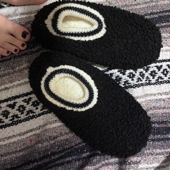Women’s black Sherpa lined fuzzy slippers or house shoes - Picture 1 of 4